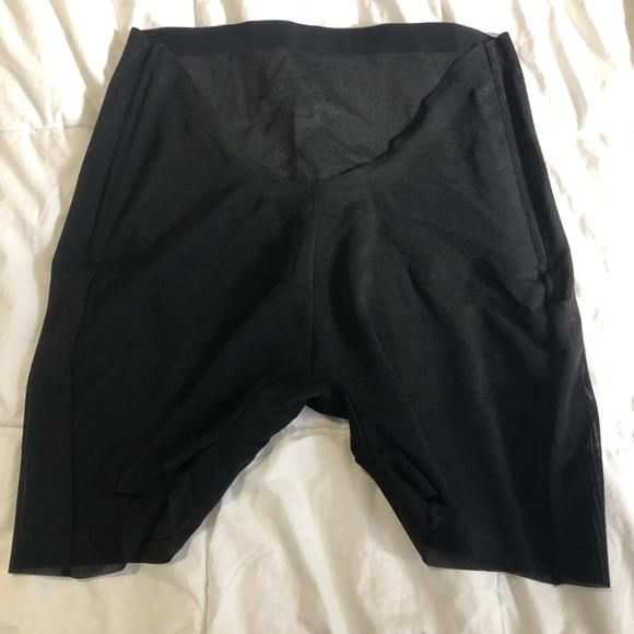 SKIMS shaper wear. SHEER SCULPT LOW BACK SHORT - Picture 3 of 4